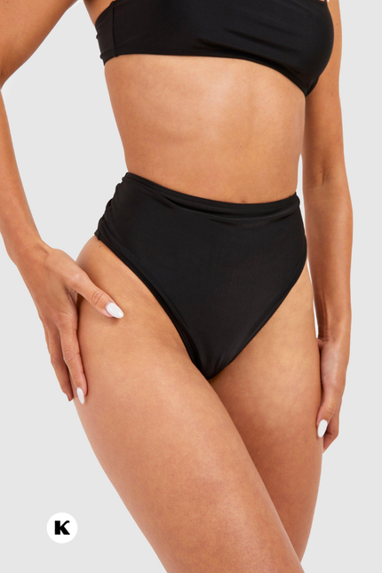High waisted model zwarte bikini